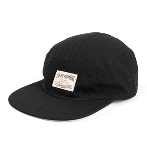 Dettaglio del cappello camper nero a 5 pannelli con etichetta vintage e occhielli in metallo
