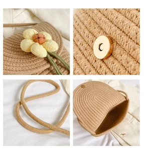 Detalle de bolso tipo saco de paja beige con flores 3D y cierre magnético dorado