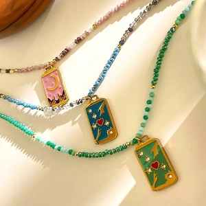 Colliers de perles bohèmes en acier titane avec pendentifs strass rose, bleu et vert