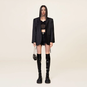 Pantaloncini di denim neri a vita alta stile rock da donna con bordi a taglio vivo