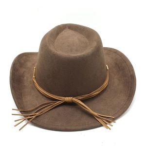Détail du chapeau de cowboy marron foncé en suédine avec cordon décoratif et perles