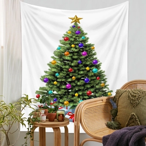 Dettaglio di arazzo murale con albero di Natale e decorazioni in ambiente accogliente