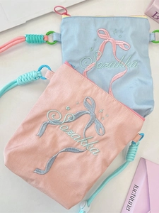 Sac à bandoulière léger en toile avec nœud brodé, disponible en rose et bleu