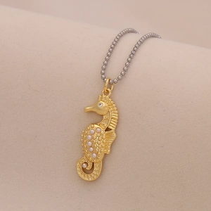 Detailansicht des Seepferdchen-Anhängers mit weißen Kunstperlen und goldener Kette