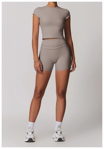 Détail du short de fitness taupe à taille haute avec tissu élastique de maintien