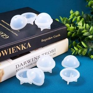 Durchscheinende Kugel-Silikonform für DIY-Harzhandwerk auf dekorativem Hintergrund