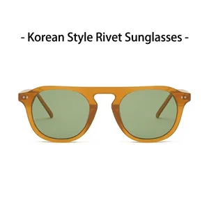 Classic trend sunglasses with transparent amber frames, green lenses and UV protection