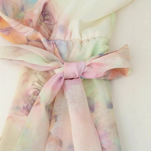 Chiffon-Kleid mit Blumenmuster, Bindegürtel und zarten Makronenfarbenen Aquarellmustern