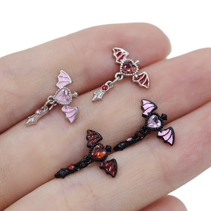 Piercings de nez cœur avec ailes et couronne en finitions métal argent et noir