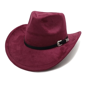 Détail d'un chapeau de cow-boy bordeaux en daim avec bandeau noir et boucle argentée