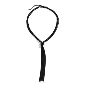 Detail der minimalistischen schwarzen mehrreihigen Schlangenkette mit langen Fransen