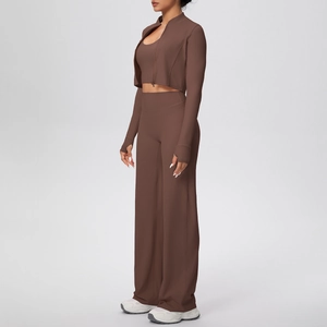 Détail de l'ensemble de yoga 3 pièces marron avec passants de pouce et pantalon large