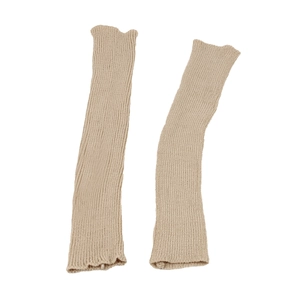 Detailaufnahme beiger gestrickter Armstulpen mit strukturierter Oberfläche und Daumenloch