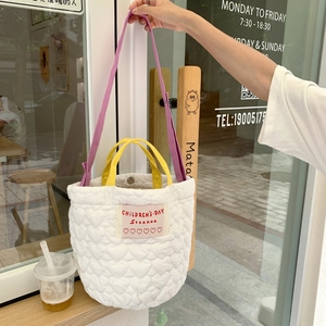 Détails du sac fourre-tout blanc matelassé avec motifs cœurs et bandoulière violette