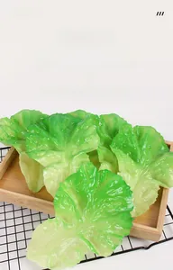 Detail von realistischen künstlichen Salatblättern mit grünem Verlauf und Textur