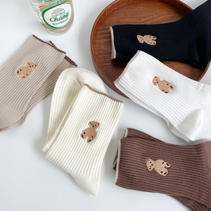 Chaussettes style japonais avec broderie ours brun en plusieurs tons neutres chauds