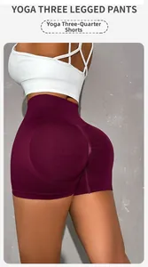 Dettaglio macro di pantaloncini yoga bordeaux a vita alta con arricciatura push-up senza cuciture