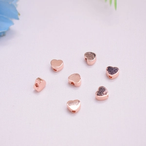 Roségoldene herzförmige Perlen mit Loch für DIY-Schmuckherstellung und Armband-Charms