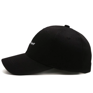 Casquette de baseball minimaliste en coton noir avec broderie latérale pour le soleil.