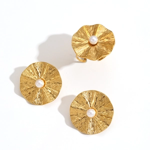 Golden ruffled flower earrings with central pearl inlay in a polished metal finish
