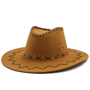 Détail du chapeau de cowboy en daim fauve avec surpiqûres noires et œillets