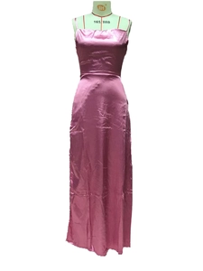 Détail d'une robe longue en satin rose présentant une texture soyeuse brillante