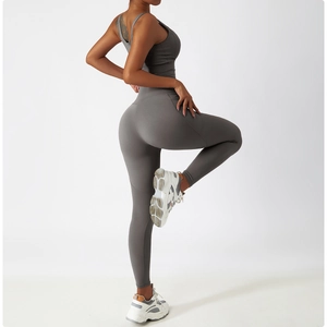 Détail du legging de yoga taille haute avec poches latérales en gris anthracite