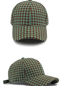Detail von blauem und braunem Hahnentrittmuster auf dickem Tweed-Baseballcap-Stoff