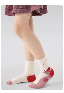 Detailaufnahme von Kinder-Baumwollsocken mit Katzen-Illustration und rosa Fersen-Patchwork