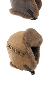 Dettaglio del cappello aviatore invernale con spessa pelliccia sintetica e bottone in metallo
