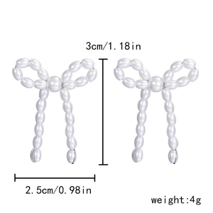 Detailed size specifications for pearl bow earrings showing 3cm height and 2.5cm width