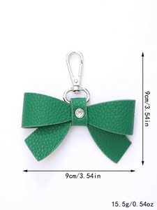 Green leather bow keychain detail with size 9cm and weight 15.5g on white background
