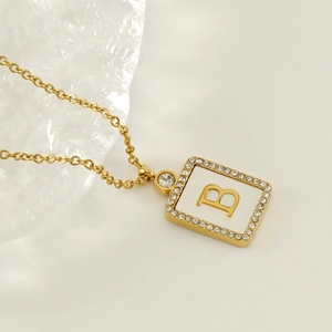 Détail du collier pendentif carré lettre B plaqué or 18K avec bordure en zircon