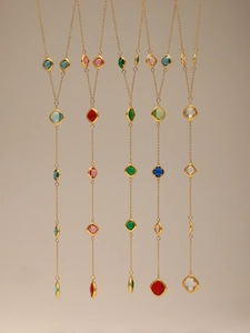 Dettaglio di collane lunghe placcate oro 18k con gemme in vetro ceco multicolore