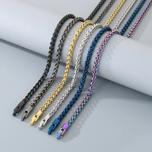 Détail de colliers en maille épi de plusieurs couleurs avec fermoir mousqueton