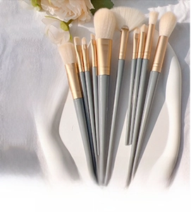 Detailansicht des 12er Make-up-Pinselsets mit Morandi-Grau-Griffen und cremigen Borsten