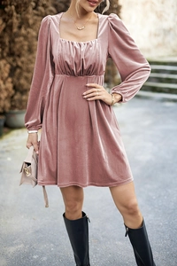 Chique roze fluwelen jurk met een vierkante halslijn en elegante geplooide mouwdetails