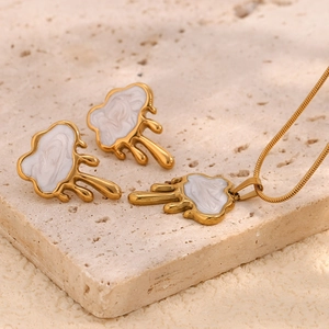 Detail of 18K gold-plated jewelry set with cloud shell tassel earrings and pendant