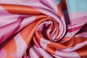 Makroaufnahme von buntem Rippstrickstoff mit weicher Textur und lebhaften Streifenmustern
