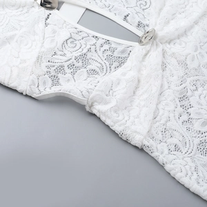 Gros plan sur la dentelle florale blanche avec boucle décorative en métal argenté