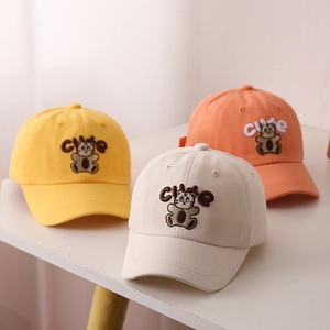 Dettaglio della tigre ricamata e testo CUTE su cappellini da baseball per bambini