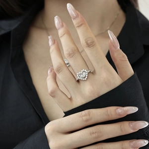 Detailed close-up of a S925 sterling silver ring with a heart-shaped cubic zirconia stone