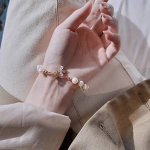 Elegant pearl bracelet with gold T-bar clasp and sparkling zircon butterfly charm