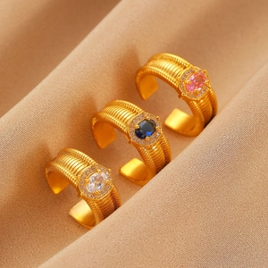 Vintage vergoldete Ringe mit bunten Zirkoniasteinen auf Seide Hintergrund
