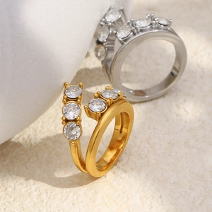 Vue macro de bagues en or 18 carats et argent avec double couche de zircons brillants