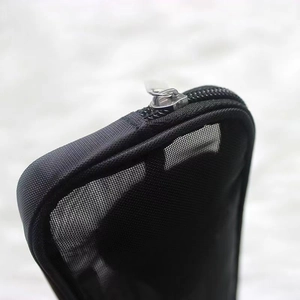 Borsa porta pennelli in rete di nylon nera con cerniera in metallo e trama a griglia solida