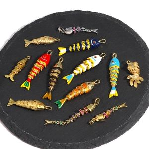 Sélection de pendentifs carpe koi et arête de poisson en cuivre plaqué or avec émail