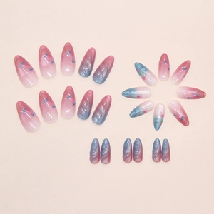 Detailansicht der blau-verlaufenden Katzenaugen-Pressnails mit 3D-Blumendekorationen