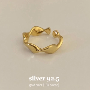 Close-up of 18k gold plated 925 silver wavy open ring showing material certification