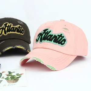 Détail de la broderie Atlantic sur les casquettes de baseball délavées au style usé
